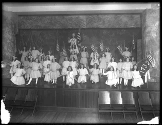Retrato de grupo de niñas durante una actuación, probablemente el Orfanato Católico Romano, Kingsbridge, Bronx, c.1911