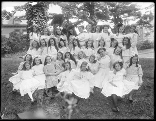 Retrato de grupo de niñas no identificadas, probablemente el Orfanato Católico Romano, Kingsbridge, Bronx, c.1910