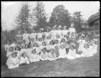 Retrato de grupo de niñas no identificadas, probablemente del Orfanato Católico Romano, Kingsbridge, Bronx, c.1910