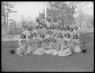 Retrato de grupo de niñas no identificadas, probablemente del Orfanato Católico Romano, Kingsbridge, Bronx, c.1911