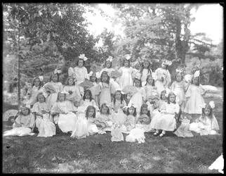 Retrato de grupo de niñas no identificadas, probablemente el Asilo de Huérfanos Católicos Romanos, Kingsbridge, Bronx, c.1910