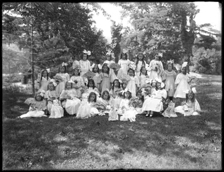 Retrato de grupo de niñas no identificadas, probablemente el Orfanato Católico Romano, Kingsbridge, Bronx, c.1910