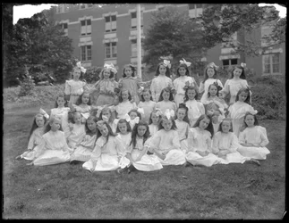 Retrato de grupo de niñas no identificadas, probablemente del Orfanato Católico Romano, Kingsbridge, Bronx, c.1910