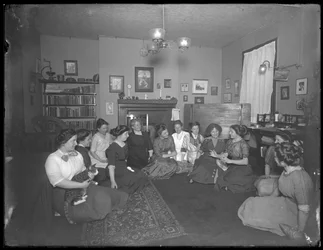 Harriet E. Hassler con un grupo de mujeres jóvenes, 206 W. 13th Street, Nueva York