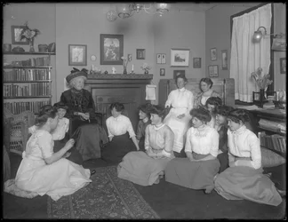 Harriet E. Hassler con un grupo de mujeres jóvenes, 206 W. 13th Street, Nueva York, c.1912