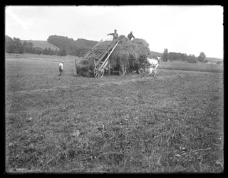 Carro de heno, trabajadores agrícolas y niños, mostrando el aparato para levantar el heno, Granja McCready, Condado de Crawford, Pensilvania, c.1913