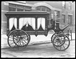 Carroza fúnebre tirada por caballos perteneciente a F.S. York, estacionada en la calle 145 de Nueva York, 1 de diciembre de 1914