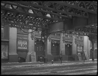 Carteles italianos fuera del Teatro Thalia, 46 Bowery, Ciudad de Nueva York, marzo de 1916