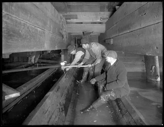 Hombres trabajando en el alcantarillado de la calle 129 oeste, Nueva York, c.1911