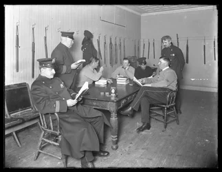 Oficiales relajándose en una estación de policía no identificada, c.1913-14