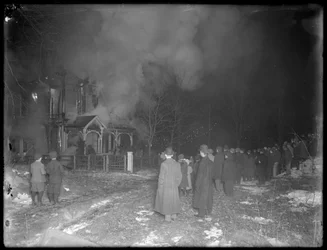 Incendio en Prescott Cottage por la noche, Inwood Hill, 1914