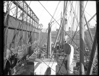 R.M.S. Carpathia cargando en el Muelle 54 N.R., 1912