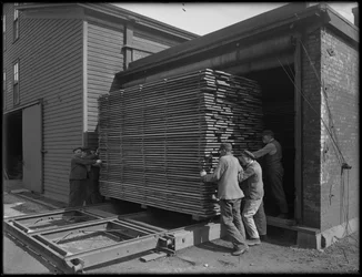 Removiendo madera destinada a la fabricación de ataúdes del secador, Oneida, Nueva York, 3 de abril de 1916
