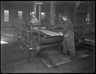 Corriendo madera destinada a la fabricación de ataúdes a través de una cepilladora de doble superficie, Oneida, Nueva York, 3 de abril de 1916