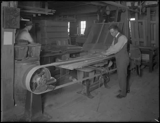 Lijando molduras destinadas a ataúdes de madera, Oneida, Nueva York, 3 de abril de 1916