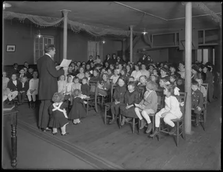 Clase de escuela dominical en la iglesia bautista en 235 E. 83rd Street, Nueva York, 27 de febrero de 1916