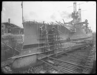 El U.S.S. Utah en dique seco en el Astillero Naval de Brooklyn, c.1912