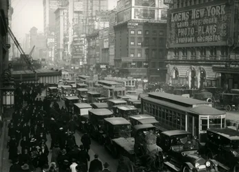 Times Square, lleno de coches, autobuses y gente, c.1917