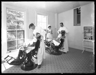 Dos pacientes siendo examinados, sala del dentista, Hospital Seton, Spuyten Duyvil, Bronx, 30 de octubre de 1914