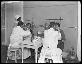 Dos pacientes siendo examinados, Sala de exámenes #2, Hospital Seton, Spuyten Duyvil, Bronx, 30 de octubre de 1914