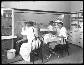 Dos pacientes siendo examinados en la sala principal del hospital, Hospital Seton, Spuyten Duyvil, Bronx, 30 de octubre de 1914