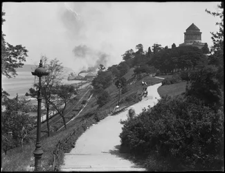 Vista hacia la colina hacia la Tumba de Grant, Ciudad de Nueva York, 20 de julio de 1914