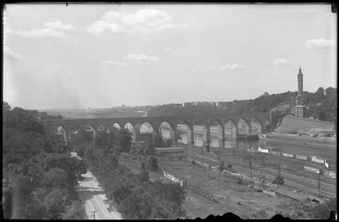 Vista del río Harlem, High Bridge y Highbridge Tower, c.1912
