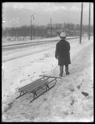 William Gray Hassler con su nuevo trineo, c.1912