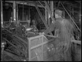 Trabajador alimentando madera en una cepilladora, Oneida, Nueva York, 3 de abril de 1916