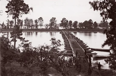 Puente de pontones sobre el río James