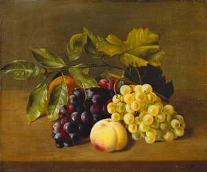 Un Durazno, una Naranja y Uvas en un Saliente de Madera