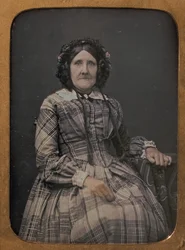 Mujer anciana sentada con vestido a cuadros y gorro, 1854-60