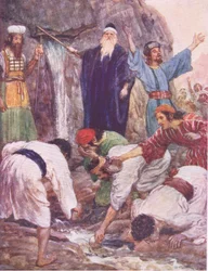 Moisés golpeando la roca, de La Historia de la Biblia publicada por Hodder & Stoughton, c.1930