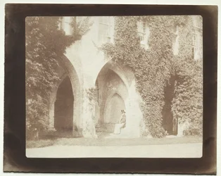 Calvert Jones sentado en la sacristía de la Abadía de Lacock, 1845