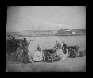Royal William Victualling Yard, Plymouth, desde Mount Edgecombe. Archivo digital invertido para crear un positivo en blanco y negro.