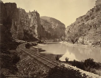 Acantilados del Eco, cañón del Grand River, extensión de Glenwood, D.&R. G.R.R.
