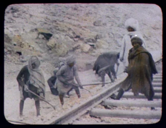 Trabajadores indios construyendo líneas ferroviarias, 1880