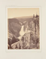 Cataratas inferiores de Yellowstone, vista lejana