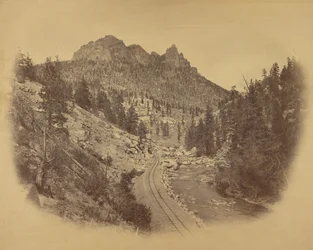 Paso de montaña con vías de ferrocarril