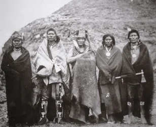 Pueblo Pawnee frente a una cabaña tribal de tierra, c.1869