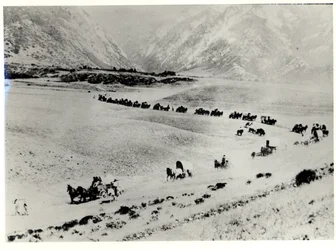 Pioneros recogiendo inmigrantes de la estación de tren y llevándolos a la Ciudad del Lago Salado Mormón