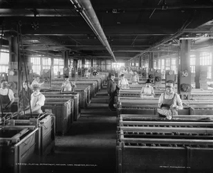 Trabajadores en el Departamento de Galvanoplastia, National Cash Register Company, Dayton, Ohio, EE.UU., c.1902