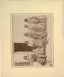 Grupo de cinco mujeres nativas americanas con niña y bebé, 1871