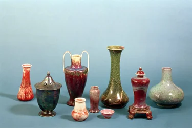 Grupo de jarrones y cuencos de loza hechos en la Ruskin Pottery, 1898-1935