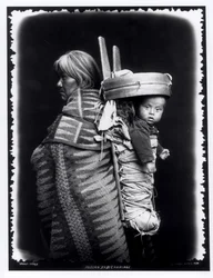 Mujer navajo llevando un bebé en su espalda, c.1914