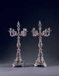 Par de candelabros alemanes de cuatro luces, encargados para Jorge II, hechos por Balthasar Friedrich Behrens, Hannover, 1736-37