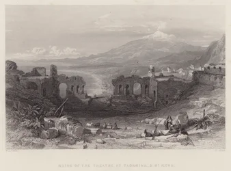 Ruinas del teatro en Taormina y el monte Etna