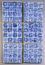 Siete azulejos cuadrados azules 