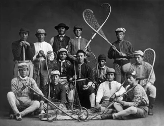 Equipo de lacrosse indio canadiense, fotografiado por William Notman (1826-1891)