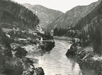 Las Rocosas: el Cañón Frazer y el Puente de la Carretera Cariboo, cerca de Spuzzum, Canadá, 1895